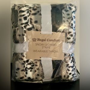 Regal Comfort - Faux Fur Sherpa Wearable Blanket - 50"x70" Leopard Print Black